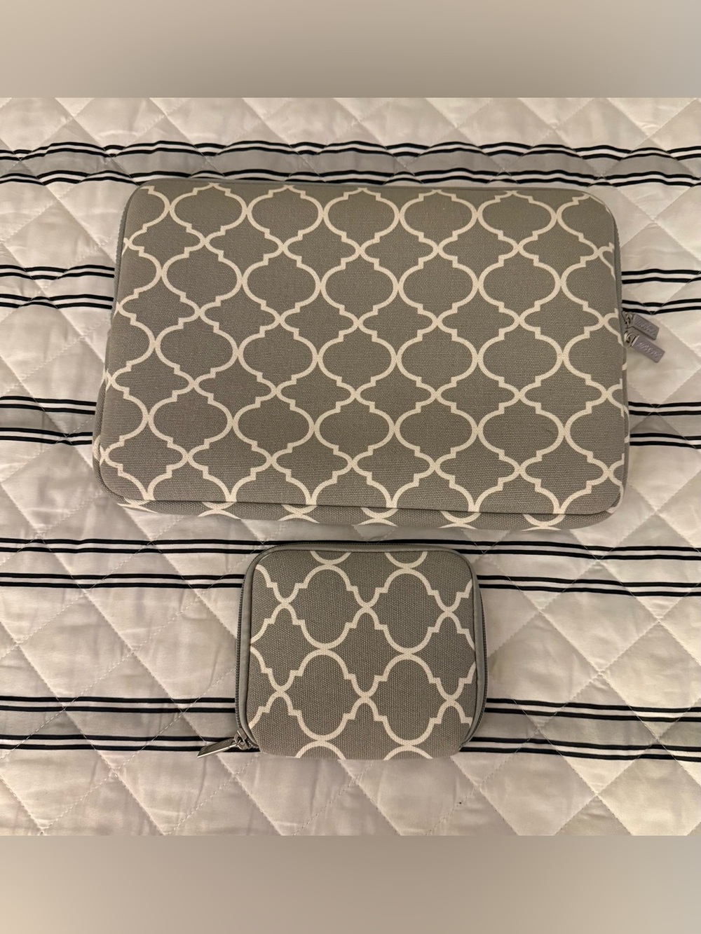 Mosiso Gray & White 13.5” Laptop Sleeve/Small Zipper Pouch EUC